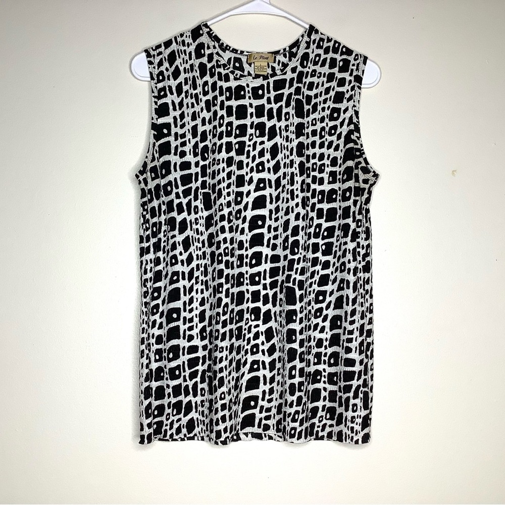 < Le Pleat 90’s Chic Black and White Sleeveless Top >